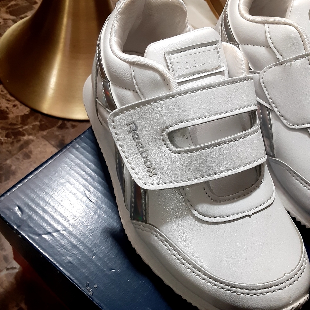 Classic Reebok - Picture 3 of 3
